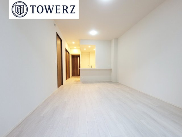 【居間・リビング】 | 【居間・リビング】約13.7帖のリビングスペースです。人気のホワイトウッド調のフロアです。