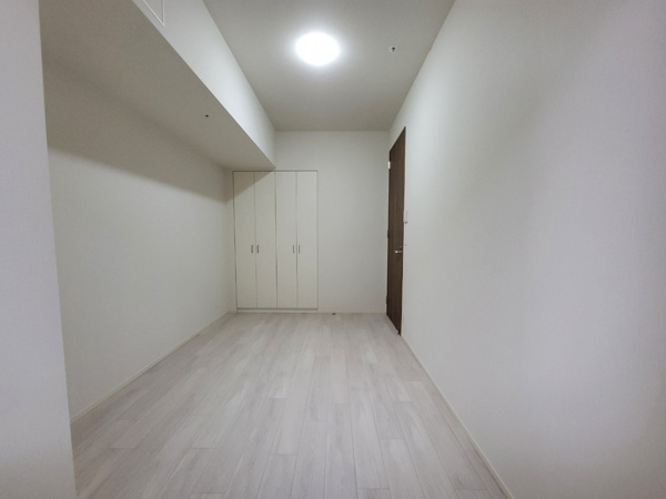 【洋室】 | 【洋室（約6.0帖）】太陽の光が入る洋室部分です。床暖房付きで冬でも快適にお過ごしいただけます。