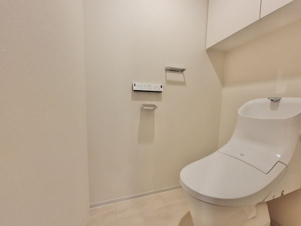 【トイレ】 | 【トイレ】汚れがつきにくく、お手入れもしやすい節水型トイレ。グレード感あふれる陶器製の便器を装備。