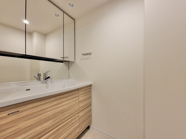 【独立洗面台】 | 【独立洗面台】汚れがたまりやすい継ぎ目をなくした、お手入れのしやすいボウル一体型の洗面台です。