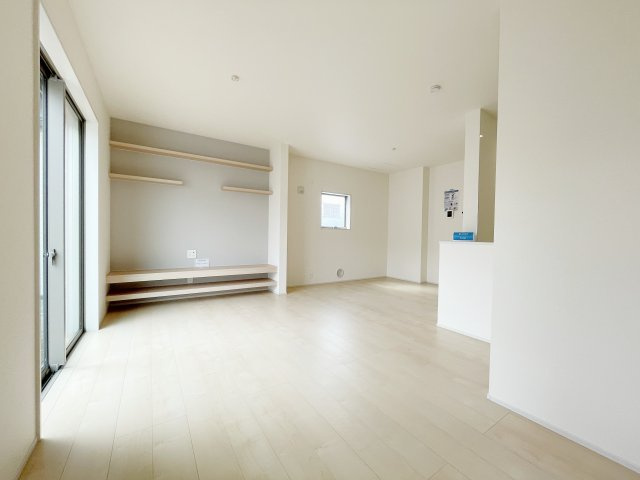 新築戸建・新築建売　大泉町第6仙石　南小学校・南中学校の居間・リビング|造作のテレビ台や飾り棚がついているので追加の家具が不要です！