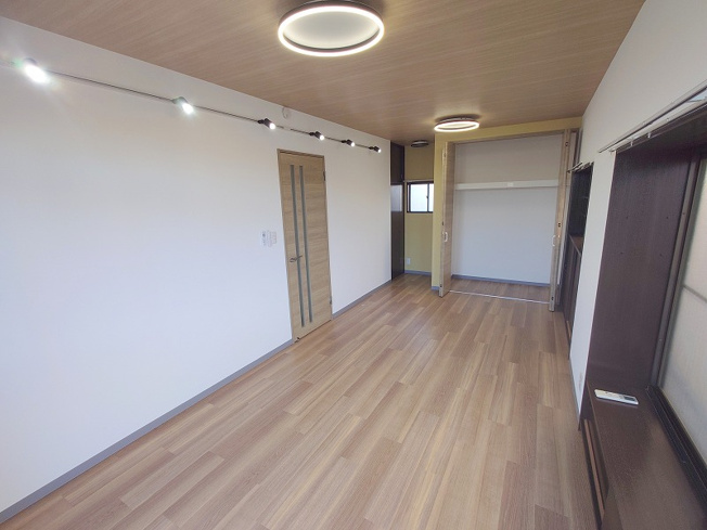 【洋室】 | 富士見市羽沢1丁目　中古一戸建住宅　(ふじみ野店) | 主寝室9.5帖。
広々とした空間が魅力の主寝室。
三面採光の明るい空間です。