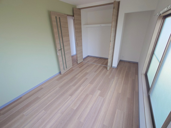 【洋室】 | 富士見市羽沢1丁目　中古一戸建住宅　(ふじみ野店) | 洋室6.5帖。
バルコニーに面し開放的です。
クローゼット付きでお部屋がすっきりと片付きます。