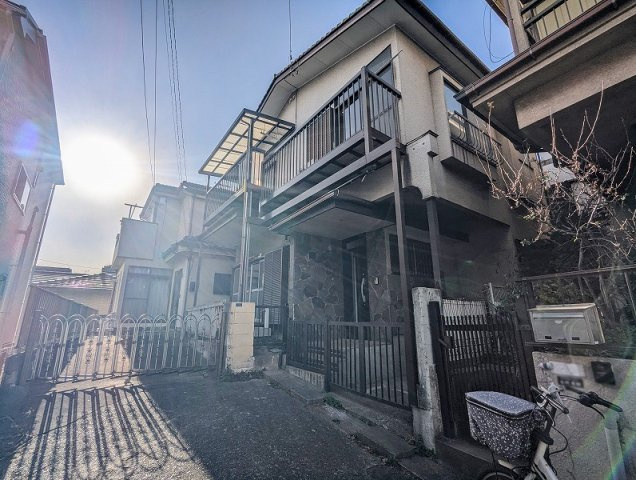 【外観】 | 富士見市羽沢1丁目　中古一戸建住宅　(ふじみ野店) | 2026年1月撮影/東武東上線「鶴瀬」駅徒歩25分。
大型ショッピング施設「ららぽーと富士見」まで徒歩7分。
近辺に商業施設が充実しお買い物のしやすい立地です。