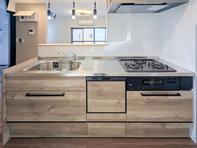 【キッチン】 | 富士見市羽沢1丁目　中古一戸建住宅　(ふじみ野店) | コンロからシンクまで一体となり、サッと拭き掃除のできるシステムキッチン。
スライド収納にはキッチン用品をすっきりと収納できます。