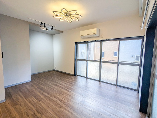 【居間・リビング】 | 富士見市羽沢1丁目　中古一戸建住宅　(ふじみ野店) | LDK14.2帖。
南東の窓から差し込む採光で明るいリビング。