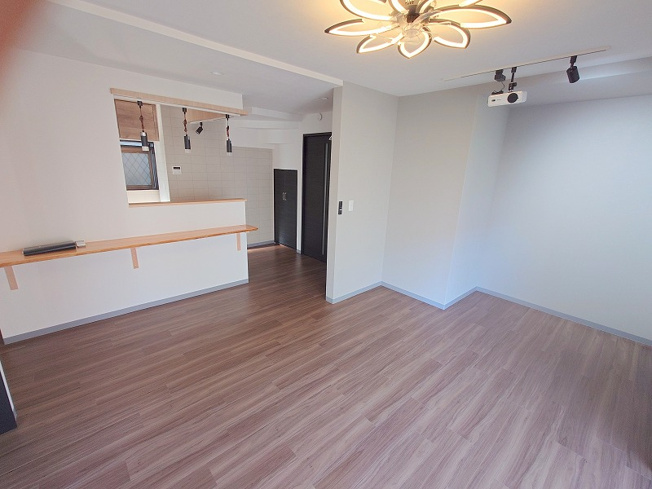 【キッチン】 | 富士見市羽沢1丁目　中古一戸建住宅　(ふじみ野店) | キッチンの背面にはカウンターが付いています。
テレワークや学習スペース、インテリアを飾っておしゃれに彩ったりと多用途に使えます。