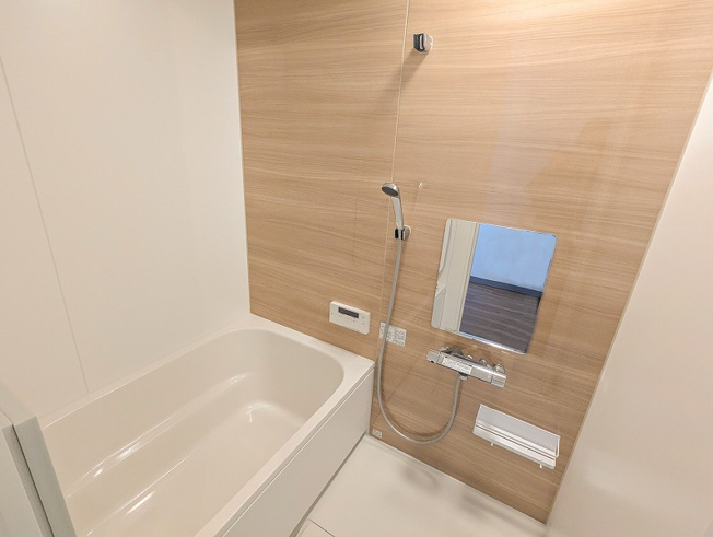 【浴室】 | 富士見市羽沢1丁目　中古一戸建住宅　(ふじみ野店) | 追い炊き機能付きの浴室。
フラット型の浴槽はゆったりと足を延ばしてくつろげます。