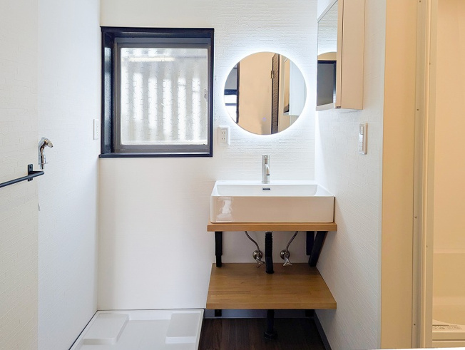 【洗面所】 | 富士見市羽沢1丁目　中古一戸建住宅　(ふじみ野店) | スタイリッシュでおしゃれな洗面台。
ライト付きの鏡でお化粧がしやすくなります。