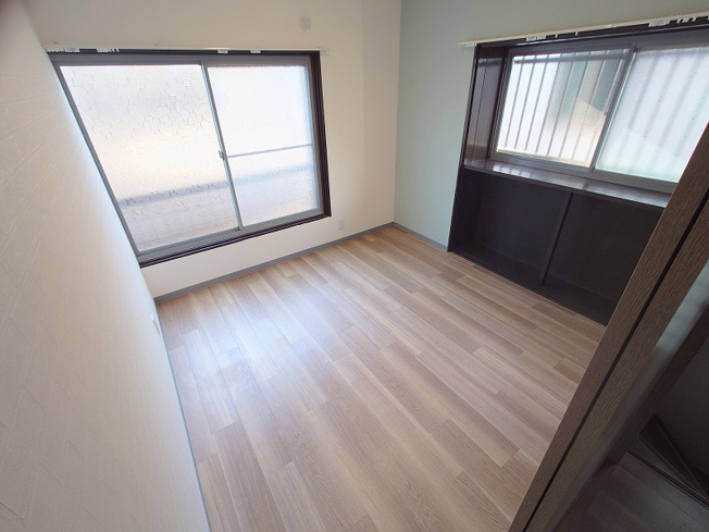 【寝室】 | 富士見市羽沢1丁目　中古一戸建住宅　(ふじみ野店) | 洋室5.2帖。
採光面の広い明るい居室です。