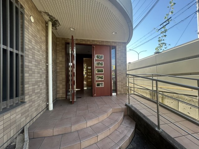 リュイール桃山台のエントランス