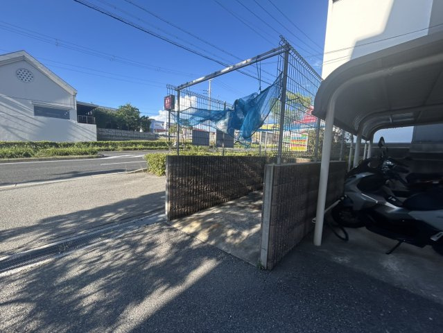 リュイール桃山台の駐車場