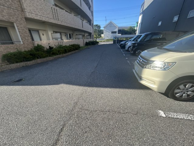 リュイール桃山台の駐車場