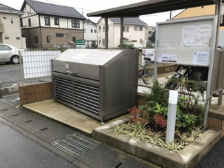 【その他共用部分】 | 敷地内ごみステーションと駐輪場