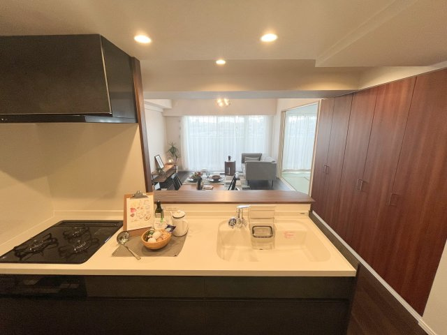 ランドシティ新所沢のキッチン|対面キッチンなので、リビング～和室のご家族様ともコミュニケーションがとりやすい作りとなっています♪