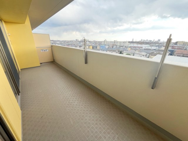 ランドシティ新所沢のバルコニー|南向きのバルコニーは冬場でも日が当たりやすく洗濯物も乾きやすいメリット♪