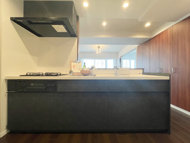 ランドシティ新所沢のキッチン|モノトーンを基調としたキッチンは空間に落ち着きを与えてくれます♪