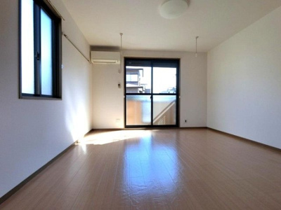 【洋室】 | イノセントワールド 五番館 | 洋室・窓側