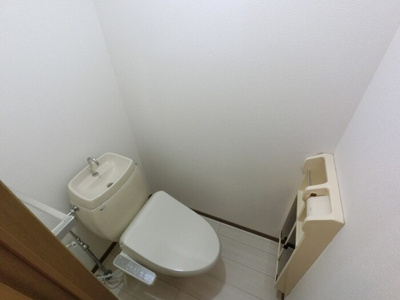 【トイレ】 | イノセントワールド 五番館 | 温水洗浄暖房便座のトイレ