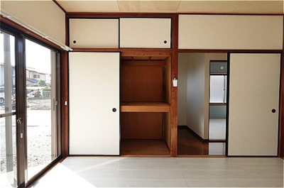 【玄関】 | 小松貸家 | 玄関側洋室・押入れ