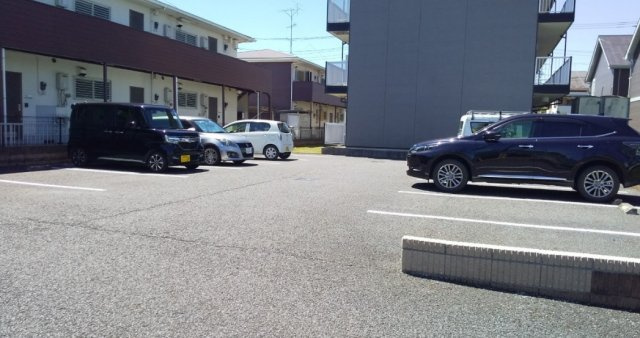 レオパレス愛の駐車場