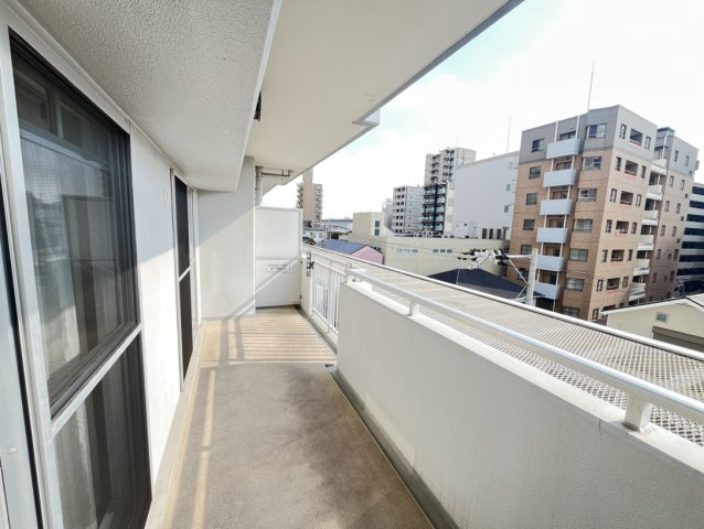 深江駅前ビルのバルコニー|広々としたバルコニーは日当たりもよく洗濯物を干しやすく乾きやすい。