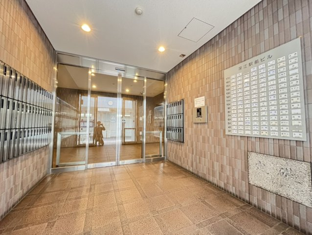 深江駅前ビルのエントランス|広々とした重厚感のあるエントランス。
