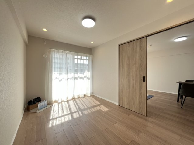 深江駅前ビルの洋室|6.5帖のお部屋。
窓面はリビングと同様、南向きの光が入る明るいお部屋です。