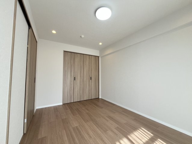 深江駅前ビルの洋室|6.5帖のお部屋。
収納スペースもございます。