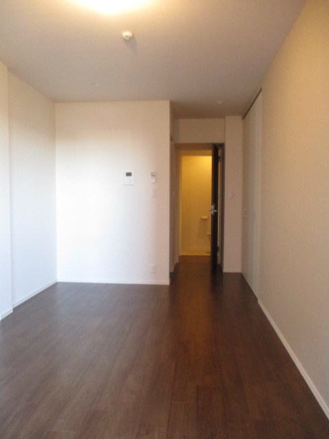 アパルトマン西小岩の居間・リビング|★洋室８帖★