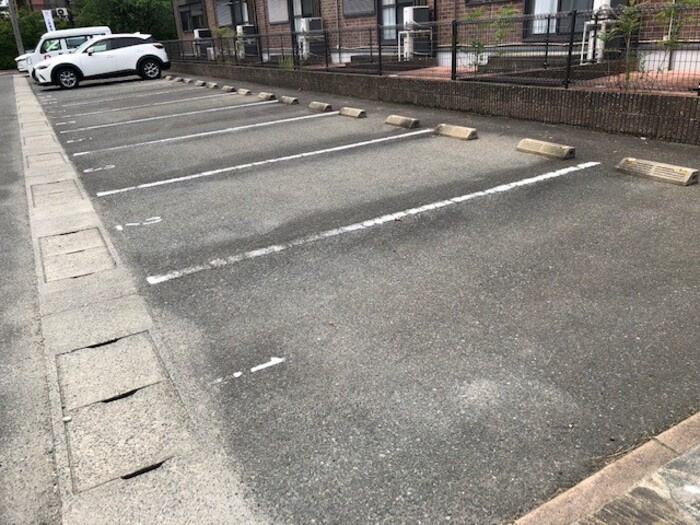 アヴニール合川の駐車場