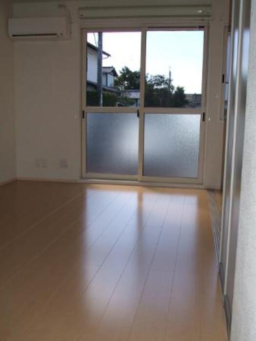 アヴニール合川の内装|ゆったり過ごせる居間です