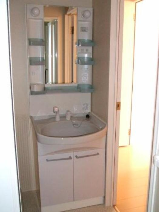 アヴニール合川の内装|スペースが確保できる洗面所です