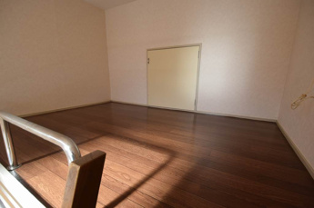 【寝室】 | ※同建物別室の参考写真です