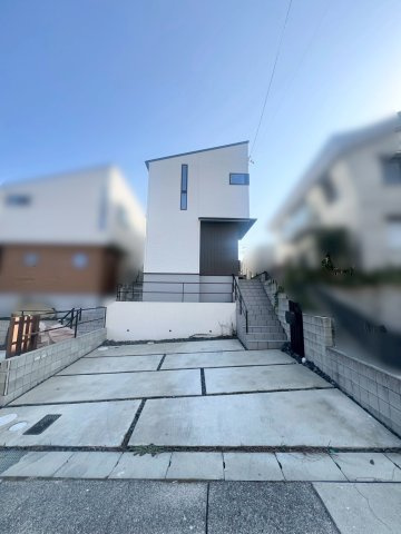 天白区焼山二丁目戸建の前面道路含む現地写真|駐車2台可能！