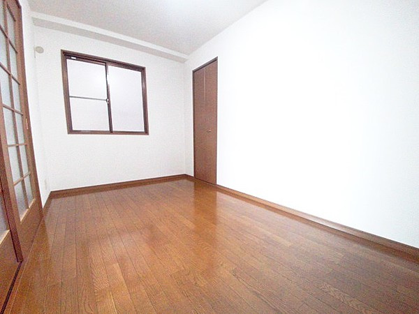 イースト御影の洋室