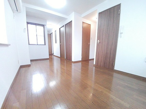 イースト御影の洋室