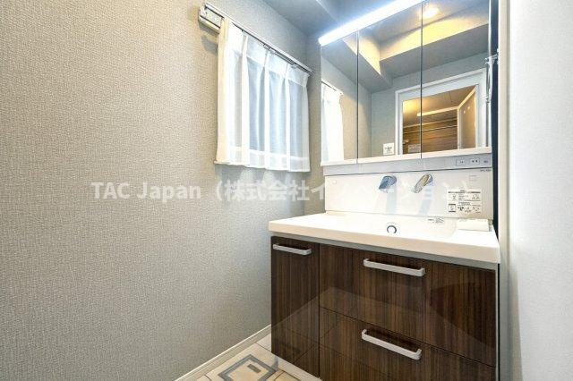 スターハイツ台東の独立洗面台|明るい洗面スペースは、使いやすさを徹底的に追求した設計です。忙しい朝も快適に自然と笑顔がこぼれる心地よいひとときを叶えます。毎日の身支度がスムーズに整う、家族みんなに優しい空間です。