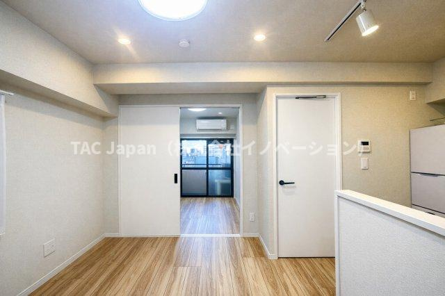 スターハイツ台東の居間・リビング|空間の広がりと柔らかな採光に包まれたリビングダイニング。毎日の暮らしに“ちょっと特別”を感じさせてくれる、住まいの中心となる空間です。