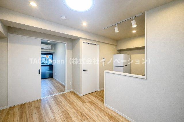 スターハイツ台東の居間・リビング|空間の広がりと柔らかな採光に包まれたリビングダイニング。毎日の暮らしに“ちょっと特別”を感じさせてくれる、住まいの中心となる空間です。