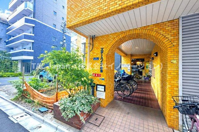 スターハイツ台東|落ち着いた上質感あふれるエントランスが、家族の帰宅を温かく包み込みます。毎日の生活に安心感と特別な安らぎをもたらし、住まう方の心にゆとりと豊かさをもたらします。