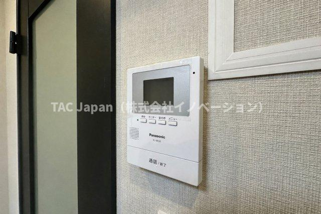 スターハイツ台東の防犯設備|リビングから来訪者の姿をしっかり確認できるモニター付きインターホンは、防犯性はもちろん、急な来客にも安心して対応できる心強い設備。ご家族の安全と安心な暮らしをそっと支えてくれます。