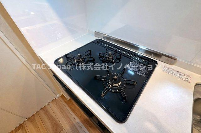 スターハイツ台東のキッチン|3口ガスコンロで、同時調理もスムーズに進み、時間を有効に使えるのがうれしいポイント。炒め物、煮込み、汁物など、複数の料理を一度に作れるので、忙しい朝や夕食の準備も効率よく進みます。