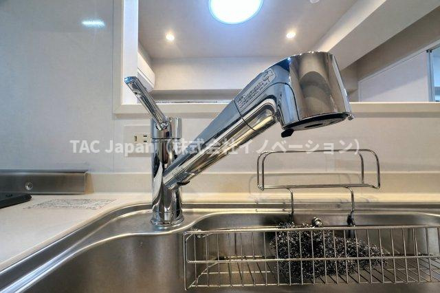 スターハイツ台東のキッチン|浄水機能付きの水栓は、安心でおいしい水がすぐ使える便利な設備。ハンドシャワーで使い勝手もよく、毎日の家事が快適になります。使い勝手と衛生面を両立した設計が、毎日の家事に小さな心地よさと楽しさをプラス。