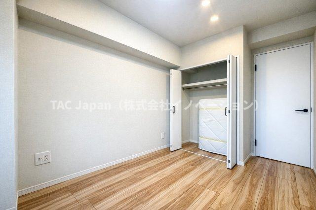 スターハイツ台東の洋室|クローゼットを備えた機能的な洋室。収納力に優れ、すっきりと整った空間を保ちやすく、住まい全体の心地よさを高めてくれます。