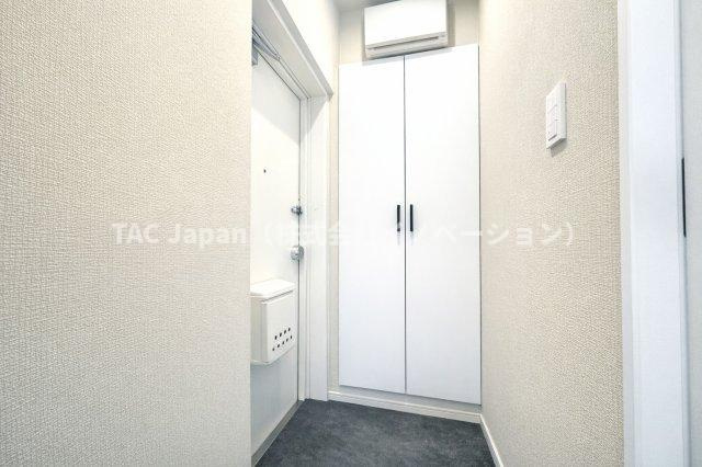 スターハイツ台東の玄関|落ち着いたデザインと広々とした空間が調和する玄関は、住まう人を温かく迎え入れます。毎日の出発と帰宅を心地よく包み込み、日常に上質なひとときをもたらしてくれる場所です。