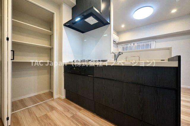 スターハイツ台東のキッチン|使い勝手の良さとデザイン性を兼ね備えたキッチンは、料理好きの方にも嬉しい仕様。手元が明るく、調理中も快適に過ごせ、家族との会話も自然と弾みます。