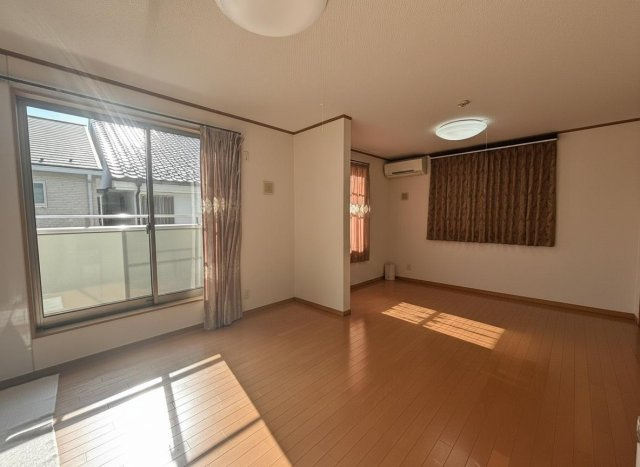 【花園2丁目】中古戸建の居間・リビング|ゆったりとしたリビングです