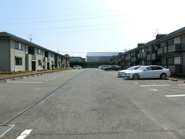 TMKホープⅡM棟の駐車場