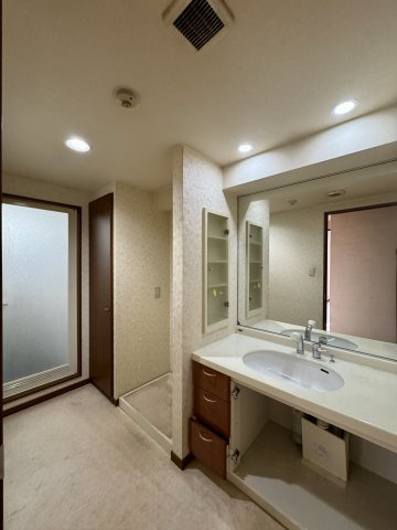 アルコ根上り松の洗面所|洗面、洗濯機置き場と収納スペースもありゆとりのある広さです。